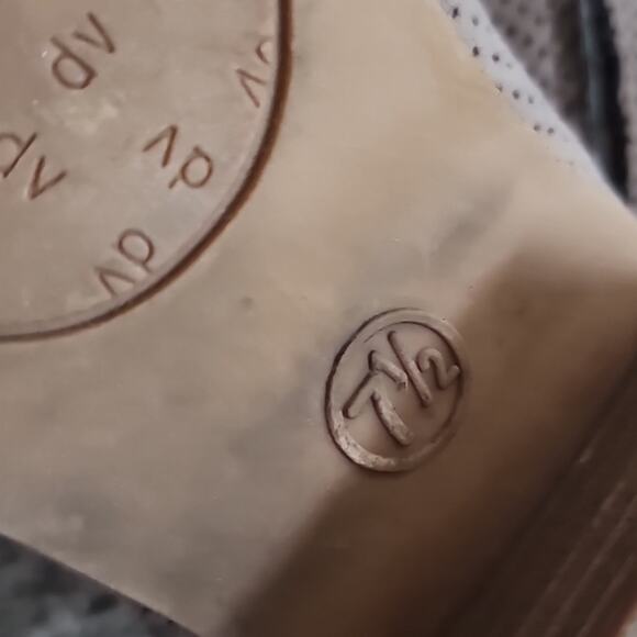 Dolce Vita Size 7.5 Tan Booties - Picture 8 of 8